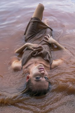 Muhteşem sarışın bir model gölde güzel bir gün geçiriyor.