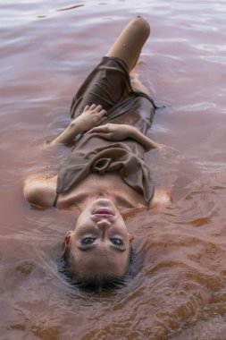 Muhteşem sarışın bir model gölde güzel bir gün geçiriyor.