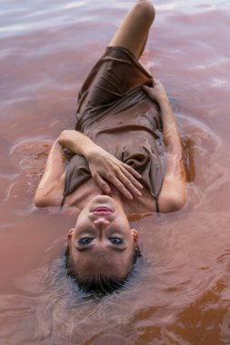 Muhteşem sarışın bir model gölde güzel bir gün geçiriyor.