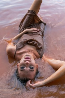 Muhteşem sarışın bir model gölde güzel bir gün geçiriyor.