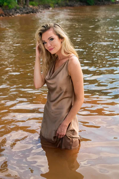 Wspaniała Blondynka Modelka Cieszy Się Dniem Nad Jeziorem — Zdjęcie stockowe