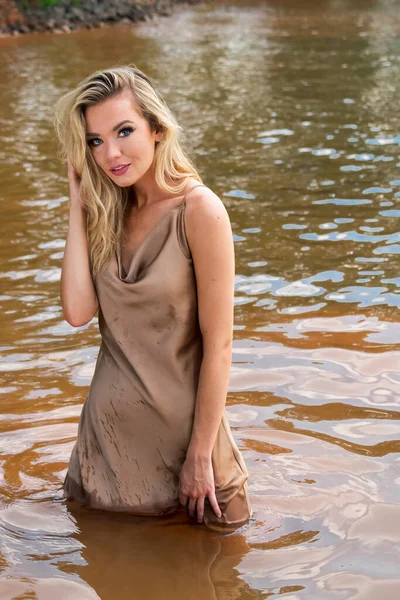 Ein Wunderschönes Blondes Model Genießt Einen Tag See — Stockfoto