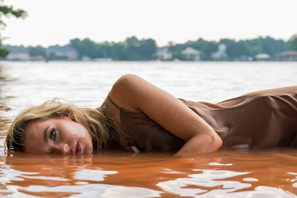 Ein Wunderschönes Blondes Model Genießt Einen Tag See — Stockfoto