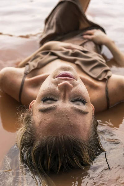Uma Linda Modelo Loira Desfruta Dia Lago — Fotografia de Stock
