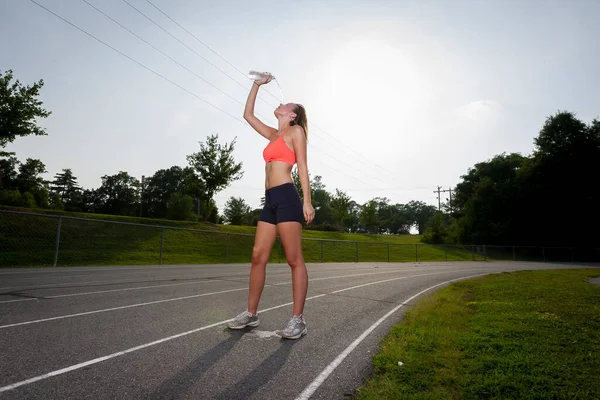 Açık Havada Spor Yapan Atletik Bir Genç — Stok fotoğraf