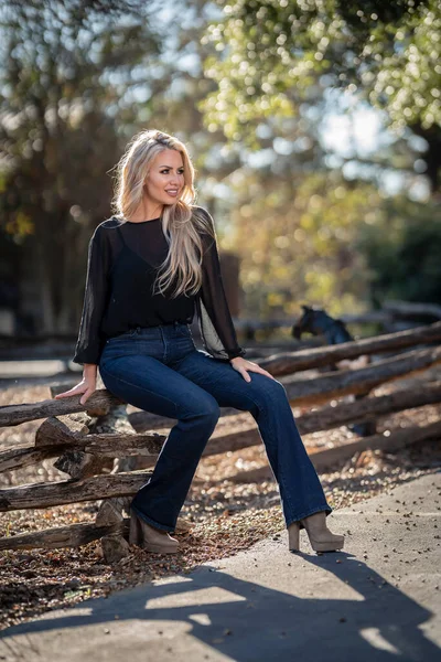 Een Prachtig Blond Model Poseert Buiten Haar Herfstkleren — Stockfoto