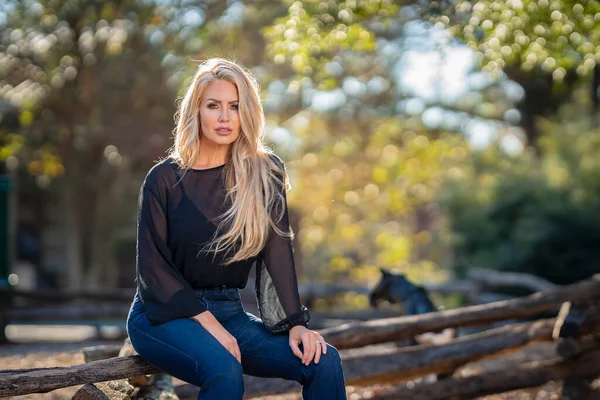 Gorgeous Blonde Model Poses Outdoors Her Fall Clothes — Stock Photo, Image