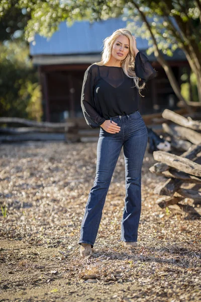 Una Splendida Modella Bionda Posa All Aperto Nei Suoi Vestiti — Foto Stock