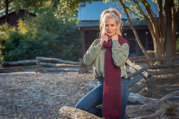 Gorgeous Blonde Model Poses Outdoors Her Fall Clothes — Stock Photo, Image