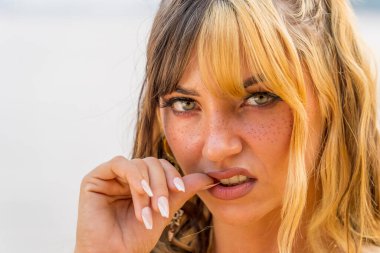 Muhteşem bir esmer model yaz havasının tadını çıkarırken dışarıda poz veriyor.