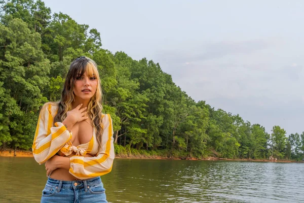 Modelo Morena Lindo Goza Clima Verão Perto Lago — Fotografia de Stock