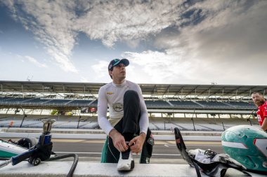 Kanada 'nın Stouffville kentinden DALTON KELLETT (4) Indianapolis, Indiana' daki Indianapolis Motor Yarış Pisti 'ndeki Büyük Makineli Uçurumlar Grand Prix' ine katılmaya hazırlanıyor..