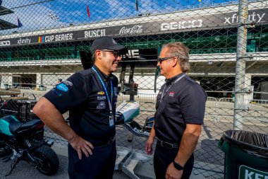 IndyCar Takım Müdürü, Larry Foyt Jr takımının Indianapolis, Indiana 'daki Big Machine Coolers Grand Prix' sine katılmaya hazırlanmasını izliyor..