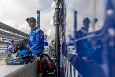 ABD 'li JIMMIE JOHNSON (R) (48) Indianapolis, Indiana' daki Indianapolis Motor Yarış Pisti 'nde düzenlenen Big Machine Spiked Coolers Grand Prix' e katılmaya hazırlanıyor..