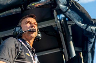 Eski ekip şefi Chad Knauss Indianapolis, Indiana 'daki Indianapolis Motor Yarış Pisti' nde düzenlenen Big Machine Spiked Coolers Grand Prix 'sine katılmaya hazırlanırken ABD' li arkadaşı JIMMIE JOHNSON (R) 'i (48) izliyor..