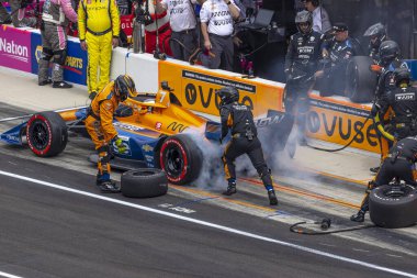 FELIX ROSENQVIST (7) (İsveç), Indianapolis Indiana 'daki Indianapolis Motor Yarış Pisti' ndeki Big Machine Spiked Coolers Grand Prix sırasında arabasını servise getirdi..