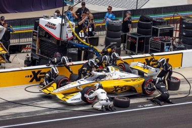 ABD 'li JOSEF NEWGARDEN (2), Indianapolis Indiana' daki Indianapolis Motor Yarış Pisti 'nde düzenlenen Big Machine Spiked Coolers Grand Prix sırasında arabasını servise getirdi..