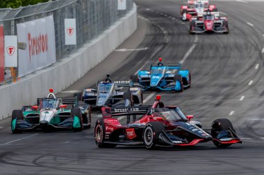 İsveç 'in Kumla kentinden MARCUS ERICSSON (8), Nashville, Tennessee' deki The Streets of Nashville 'de düzenlenen Big Machine Music City Grand Prix yarışında virajlarda yarışıyor..