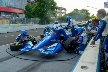 Barselona, İspanya 'dan ALEX PALOU (10), Nashville Tennessee' deki The Streets of Nashville 'de düzenlenen Big Machine Music City Grand Prix sırasında arabasını servise getirdi..