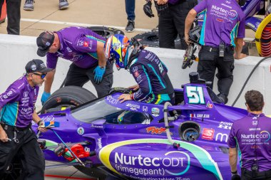 Cenevre 'den ROMAIN GROSJEAN (R) (51), Indianapolis, Indiana' daki Indianapolis Motor Yarış Pisti 'nde İsviçre' nin Büyük Makineli Uçurumları Grand Prix uygulamaları.