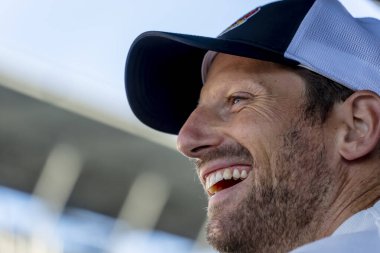 Cenevre 'den ROMAIN GROSJEAN (R) (51), Indianapolis, Indiana' daki Indianapolis Motor Yarış Pisti 'nde İsviçre' nin Büyük Makineli Uçurumları Grand Prix uygulamaları.