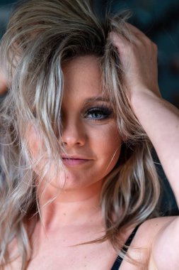 Muhteşem sarışın bir model ev ortamında çıplak poz veriyor.