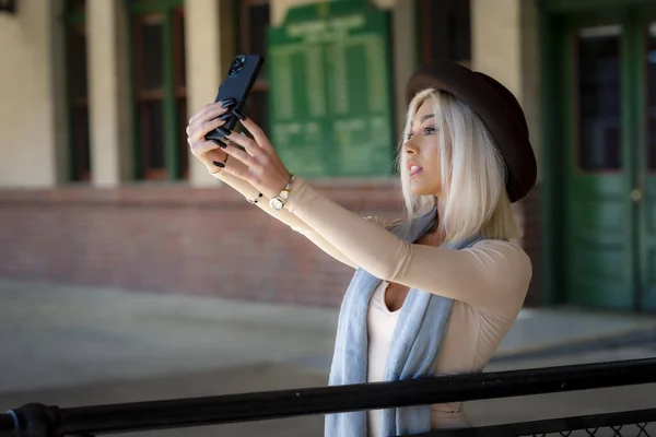 Magnifique Jeune Mannequin Blonde Pose Extérieur Attendant Train Dans Dépôt — Photo