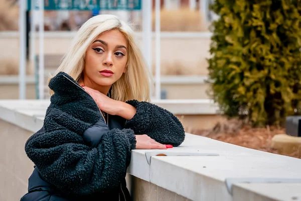 Чудова Молода Блондинка Модель Позує Відкритому Повітрі Насолоджуючись Зимовим Днем — стокове фото