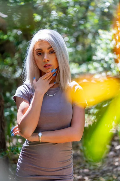 Een Prachtig Blond Model Poseert Buiten Haar Lente Kleding — Stockfoto