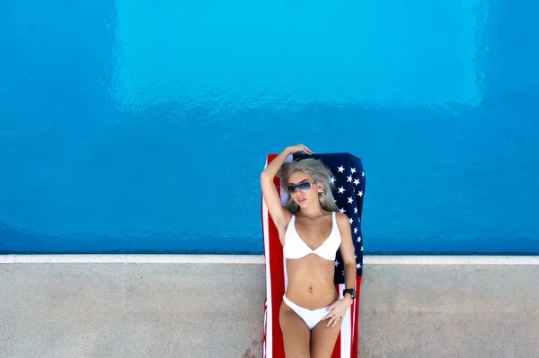 Underbar Patriotisk Bikini Modell Njuter Semestern Helgen Vid Lokal Pool — Stockfoto