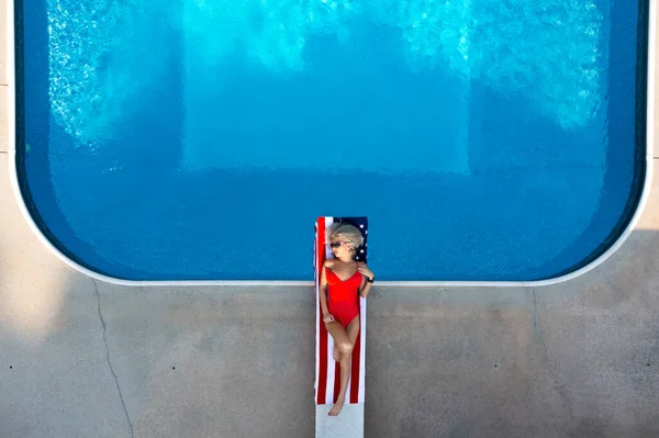 Gorgeous Patriotic Bikini Model Enjoys Holiday Weekend Local Pool — Stock Photo, Image