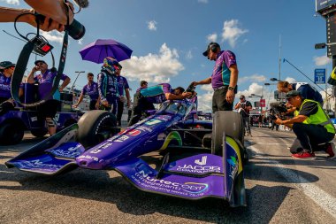 İsviçre Cenevre 'den ROMAIN GROSJEAN (R) (51), Madison, Illinois' deki World Wide Technology Raceway 'de Bommarito Otomotiv Grubu 500' e katılmaya hazırlanıyor..