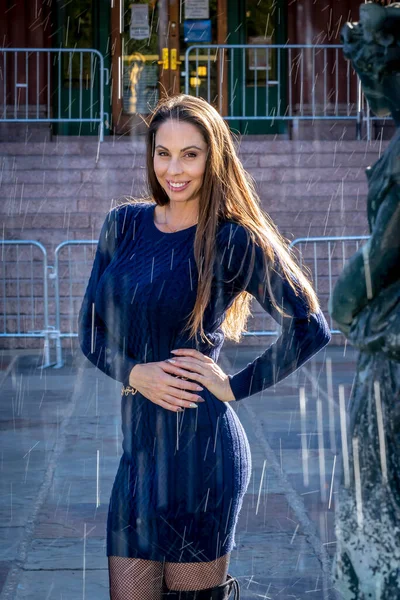 Muhteşem bir esmer model, sonbahar havasının tadını çıkarırken dışarıda poz veriyor.