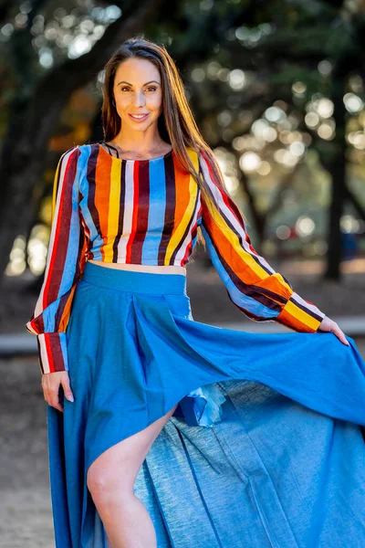 Modelo Morena Lindo Posa Livre Enquanto Desfruta Clima Outono — Fotografia de Stock