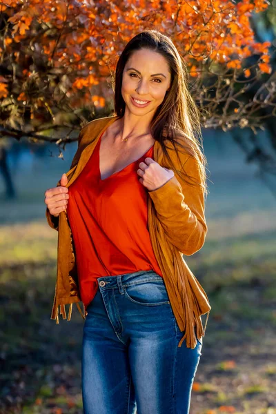 Ein Hinreißendes Brünettes Model Posiert Freien Und Genießt Das Herbstwetter — Stockfoto