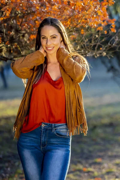 Een Prachtig Brunette Model Poseert Buiten Terwijl Geniet Van Het — Stockfoto