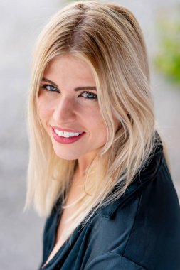 Sonbahar kıyafetleriyle dışarıda poz veren güzel bir sarışın manken.