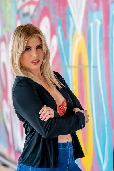 Vacker Blond Modell Poserar Utomhus Sina Höstkläder — Stockfoto