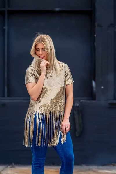 Een Prachtig Blond Model Poseert Buiten Haar Herfstkleren — Stockfoto