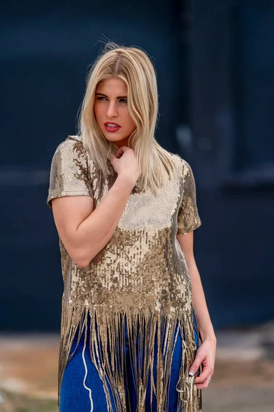Vacker Blond Modell Poserar Utomhus Sina Höstkläder — Stockfoto