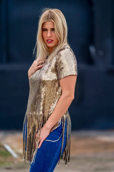 Великолепная Блондинка Позирует Улице Осенней Одежде — стоковое фото