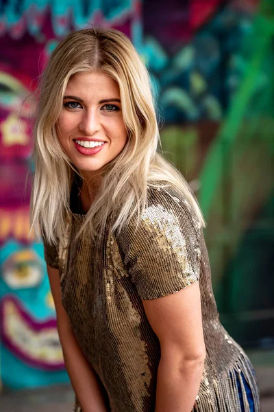 Vacker Blond Modell Poserar Utomhus Sina Höstkläder — Stockfoto