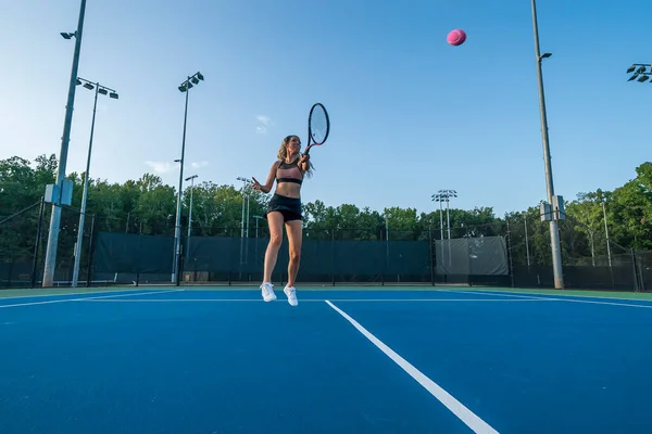 Una Hermosa Modelo Rubia Juega Tenis Sol Tarde Una Cancha —  Fotos de Stock