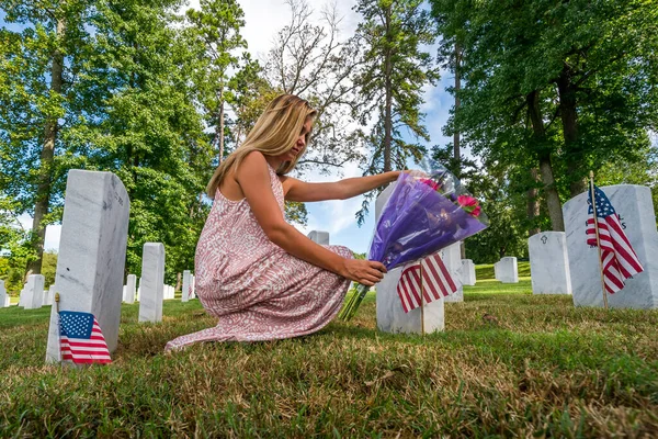 Mladá Nevěsta Ukazuje Svůj Žal Pohřebišti Člena Rodiny Vojenském Hřbitově — Stock fotografie