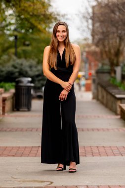 Muhteşem bir esmer model bahar havasının tadını çıkarırken dışarıda poz veriyor.