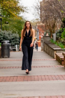 Muhteşem bir esmer model bahar havasının tadını çıkarırken dışarıda poz veriyor.