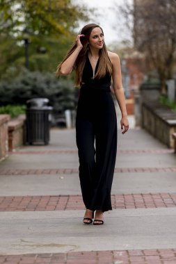 Muhteşem bir esmer model bahar havasının tadını çıkarırken dışarıda poz veriyor.