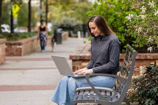 Ein Hinreißendes Brünettes Model Arbeitet Freien Ihrem Computer Und Genießt — Stockfoto