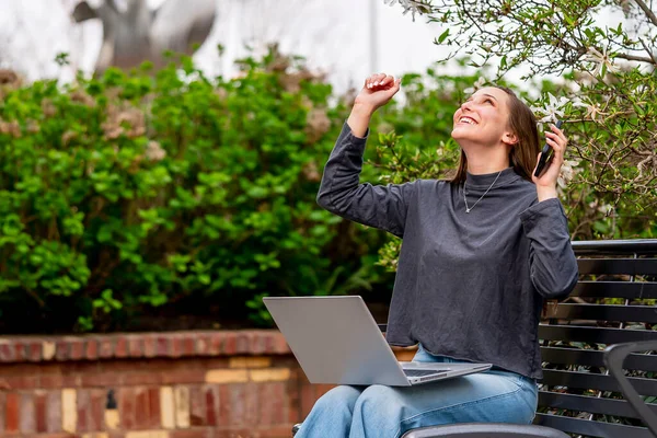 Una Hermosa Modelo Morena Trabaja Computadora Aire Libre Mientras Disfruta —  Fotos de Stock