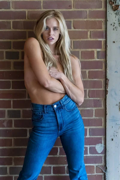 Vacker Blond Modell Ställer Topless Utomhus — Stockfoto